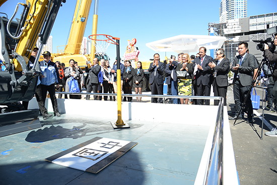 徐工XE35U液壓挖掘機(jī)現(xiàn)場(chǎng)揮毫潑墨、投籃表演，成為展場(chǎng)上的“閃亮明星”