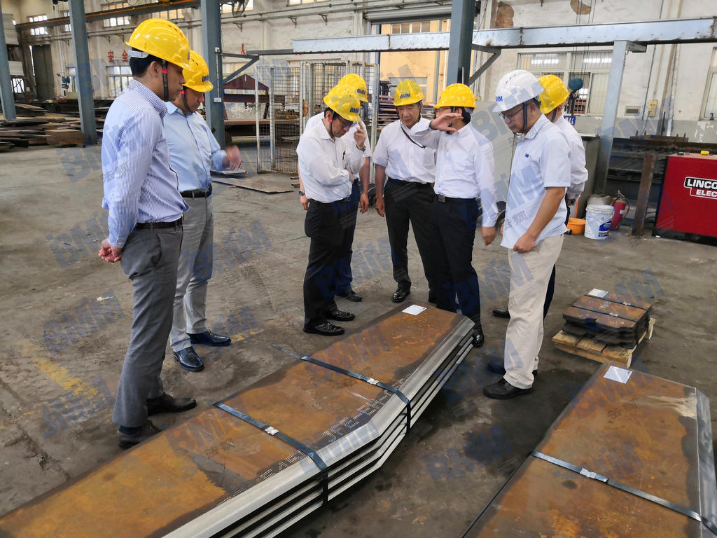 法鋼相關部門負責人陪同JFE鋼鐵高層在廠區(qū)內參觀4